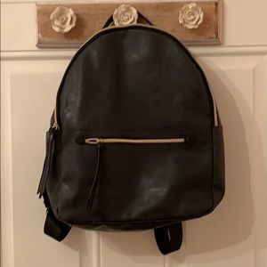 BLACK BACKPACK WITH GOLD ZIPPERS